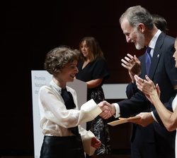 Su Majestad el Rey entrega el Premio Nacional de Danza 2023 en la Modalidad de Interpretación a Melania Olcina