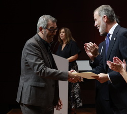 Su Majestad el Rey entrega el Premio Nacional de las Artes Escénicas para la Infancia y Juventud 2023 a Alfred Picó, director de L’Horta Teatre