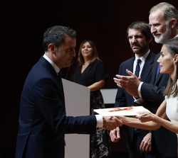 Su Majestad la Reina entrega el Premio Nacional de Circo 2023 a Manuel González de Productores de Sonrisas
