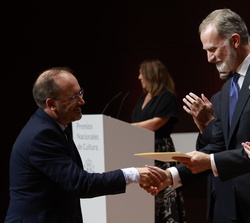 Su Majestad el Rey entrega el Premio Nacional de Fomento de la Creatividad en el Juguete 2023 a Camilo Bernabeu, gerente de Paola Reina (Muñecas Paola