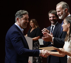 Su Majestad la Reina entrega el Premio Nacional de Televisión 2023 a José Carlos Gallardo, director del programa “Informe Semanal”
