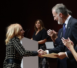 Su Majestad el Rey entrega el Premio Nacional de Diseño de Moda 2023 a Teresa Helbig