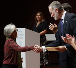 Su Majestad el Rey entrega el Premio Nacional de Artes Plásticas 2023 a Teresa Lanceta