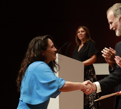 Su Majestad el Rey entrega el Premio Nacional de Fotografía 2023 a Laia Abril