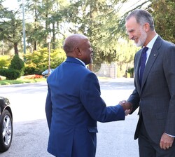 Su Majestad el Rey recibe el saludo Su Excelencia el Presidente de la República de Namibia, Sr. Nangolo Mbumba, a su llegada al Palacio de La Zarzuela