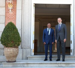 Su Majestad el Rey junto a Su Excelencia el Presidente de la República de Namibia, Sr. Nangolo Mbumba
