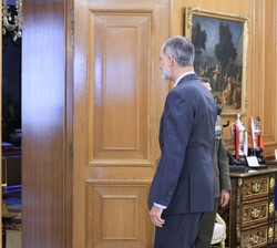 El Rey y el Presidente de la República de Namibia se dirigen al despacho de Don Felipe para el encuentro