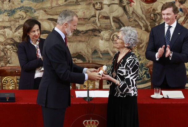 Don Felipe entrega el galardón a la historiadora estadounidense, Carla Rahn Phillips