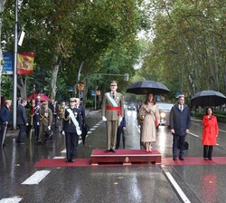 Sus Majestades los Reyes, acompañados por Su Alteza Real la Princesa de Asturias y de las autoridades asistentes, reciben Honores de Ordenanza
