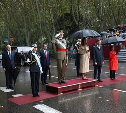 Sus Majestades los Reyes, acompañados por Su Alteza Real la Princesa de Asturias durante la interpretación del Himno Nacional