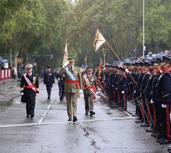 Su Majestad el Rey pasa revista a la agrupación de la Guardia Real