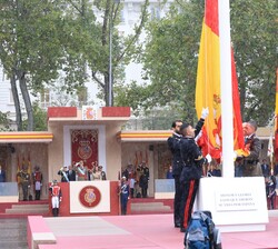 Sus Majestades los Reyes y Su Alteza Real la Princesa de Asturias durante el izado de la Bandera