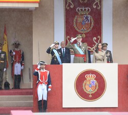 Sus Majestades los Reyes y Su Alteza Real la Princesa de Asturias durante el izado de la Bandera