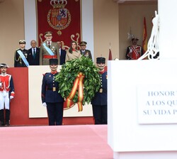 Sus Majestades los Reyes y Su Alteza Real la Princesa de Asturias momentos antes de dar comienzo el acto a los caidos