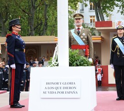 Su Majestad el Rey y Su Alteza Real la Princesa de Asturias, tras la colocación de la corona de laurel