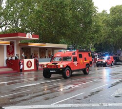 Sus Majestades los Reyes y Su Alteza Real la Princesa de Asturias al paso de los vehículos de la Unidad Militar de Emergencia (UME)