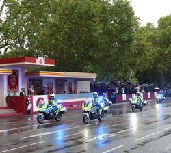 Sus Majestades los Reyes y Su Alteza Real la Princesa de Asturias al paso de una unidad motorizada de la Guardia Civil