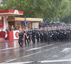Sus Majestades los Reyes y Su Alteza Real la Princesa de Asturias al paso de un batallón de alumnos de la Armada