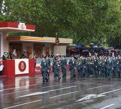 Sus Majestades los Reyes y Su Alteza Real la Princesa de Asturias al paso de un batallón de alumnos de la Guardia Civil
