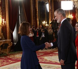 Sus Majestades los Reyes y la Princesa de Asturias reciben el saludo de la presidenta del Congreso de los Diputados, Francina Armengol