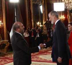Sus Majestades los Reyes y la Princesa de Asturias reciben el saludo del presidente del Senado, Pedro Rollán