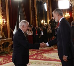 Sus Majestades los Reyes y la Princesa de Asturias reciben el saludo del presidente del Tribunal Constitucional, Cándido Conde Pumpido