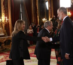 Sus Majestades los Reyes y la Princesa de Asturias reciben el saludo de la presidenta del Tribunal Supremo, Isabel Perelló