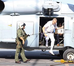 Su Majestad el Rey desciende del helicóptero a su llegada al buque LHD "Juan Carlos I"