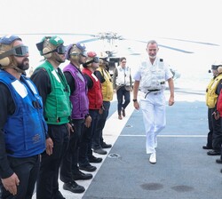 Su Majestad el Rey a su llegada al buque LHD "Juan Carlos I"
