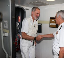 Su Majestad el Rey recibido a su llegada por el almirante Jefe de Estado Mayor de la Armada, Antonio Piñeiro