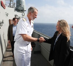 Su Majestad el Rey recibido a su llegada por la embajadora de Nueva Zelanda en España, Tara Deborah Morton
