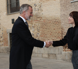 Su Majestad el Rey es recibido por la ministra de Ciencia, Innovación y Universidades, Diana Morant