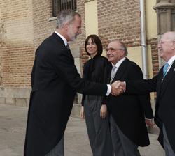Su Majestad el Rey es recibido por el presidente del Instituto de España, Eduardo Díaz-Rubio