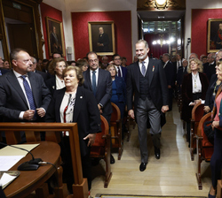 Su Majestad el Rey accede al salón de actos de la Real Academia de Ciencias Morales y Políticas