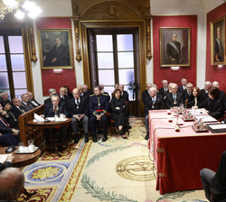 Su Majestad el Rey durante la lección inaugural: “La Monarquía según la Constitución”, por parte del académico numerario de la Real Academ