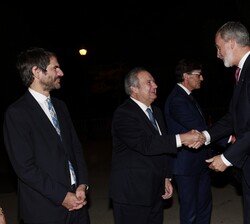 Sus Majestades los Reyes son recibidos por el ministro de Industria y Comercio, Jordi Hereu