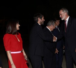 Sus Majestades los Reyes son recibidos por el ministro de Cultura, Ernest Urtasun