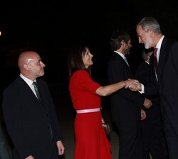 Sus Majestades los Reyes son recibidos por la ministra de Cultura del Govern de Andorra, Mònica Bonell