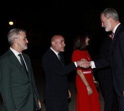 Sus Majestades los Reyes saludados por el delegado del Gobierno en la Comunidad Autónoma de Cataluña, Carlos Prieto