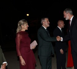 Sus Majestades los Reyes saludados por el alcalde de Barcelona, Jaume Collboni 