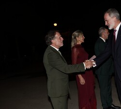Sus Majestades los Reyes saludados por el presidente del Grupo Planeta, José Creuheras