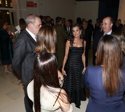 Doña Letizia conversa con profesionales de Atresmedia