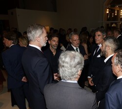 Don Felipe conversa con algunos de los profesionales de Atresmedia