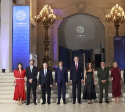 Sus Majestades los Reyes con el presidente del Grupo Planeta y esposa, autoridades asistentes y miembros del Consejo de Administración del Grupo Plane