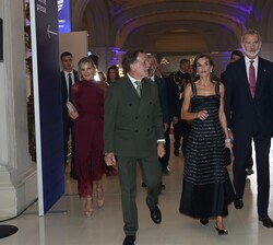 Sus Majestades los Reyes acceden al Salón Oval para ocupar su lugar en la mesa presidencial
