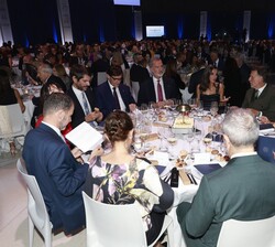 Sus Majestades los Reyes en la mesa presidencial