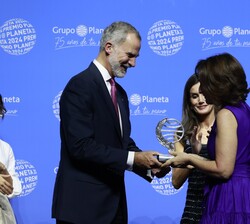 Su Majestad el Rey entraga el Premio a Paloma Sánchez-Garnica