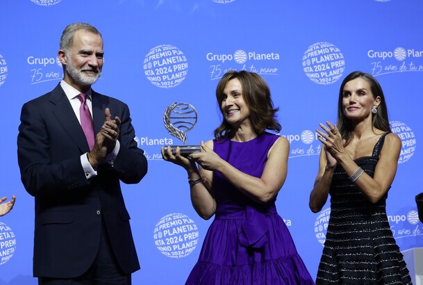 Sus Majestades los Reyes con Paloma Sánchez-Garnica, galardonada con el "Premio Planeta 2024"