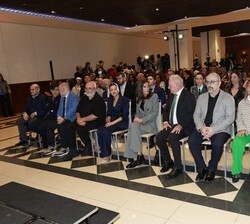 Doña Letizia durante la representación de una escena de la obra teatro-foro “Click” a cargo de la compañía teatral “La Rueda”