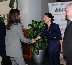 Su Majestad la Reina recibe el saludo de la ministra de Juventud e Infancia, Sira Abed Rego